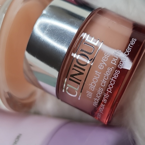 BNEW UNUSED DAY TO NIGHT SKIN CARE SET MOISTURE SURGE OVERNIGHT MASK AND MORE - Picture 6 of 16